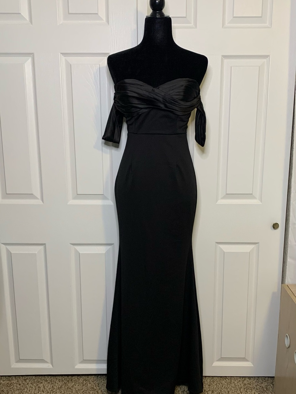 Maniju Black Elegant Off-Shoulder Glamour Dress